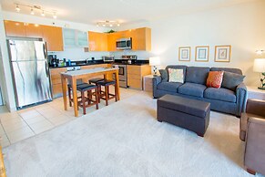 Waikiki Banyan - Pool View Tower 1 Suite 707