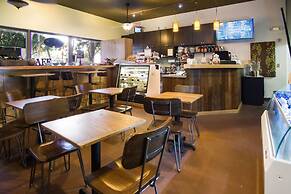 Waikiki Banyan - Pool View Tower 1 Suite 707