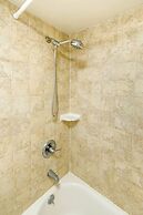 Waikiki Banyan - Ocean View Tower 1 Suite 3209