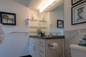 Waikiki Banyan - Partial Ocean View Tower 2 Suite 1204