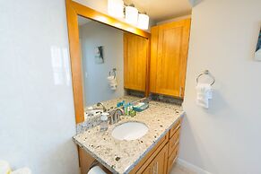 Waikiki Banyan - Ocean View Tower 1 Suite 2210