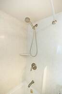 Waikiki Banyan - Ocean View Tower 1 Suite 2210