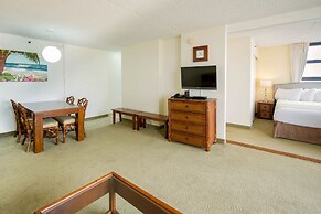 Waikiki Banyan - Ocean View Tower 1 Suite 2214