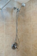 Waikiki Banyan - Ocean View Tower 1 Suite 2214