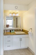 Waikiki Banyan - Ocean View Tower 1 Suite 2214