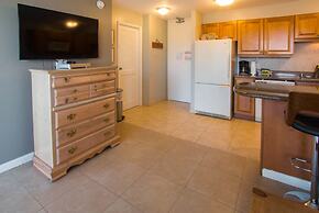 Waikiki Banyan - Pool View Tower 1 Suite 911