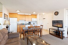 Waikiki Banyan - Pool View Tower 1 Suite 1501