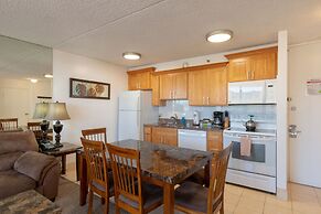 Waikiki Banyan - Pool View Tower 1 Suite 1501