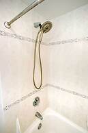 Waikiki Banyan - Moutnain View Tower 2 Suite 1205