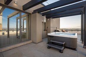Kanopian Penthouse Hotel