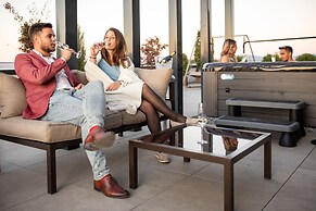 Kanopian Penthouse Hotel