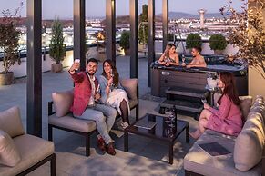 Kanopian Penthouse Hotel