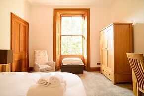 JOIVY 5 Bedroom Apt Near Meadows & George Square