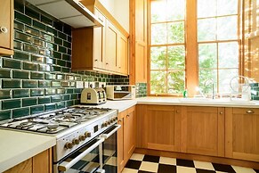 JOIVY 5 Bedroom Apt Near Meadows & George Square