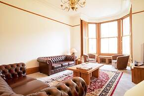 JOIVY 5 Bedroom Apt Near Meadows & George Square
