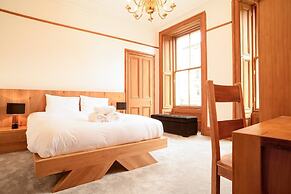 JOIVY 5 Bedroom Apt Near Meadows & George Square