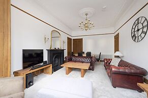 JOIVY 5 Bedroom Apt Near Meadows & George Square