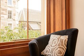 JOIVY 5 Bedroom Apt Near Meadows & George Square