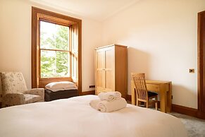 JOIVY 5 Bedroom Apt Near Meadows & George Square