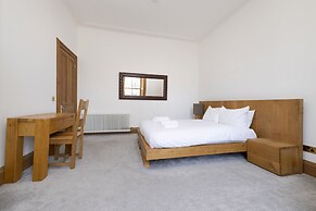 JOIVY 5 Bedroom Apt Near Meadows & George Square