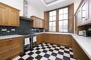 JOIVY 5 Bedroom Apt Near Meadows & George Square