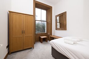 JOIVY 5 Bedroom Apt Near Meadows & George Square