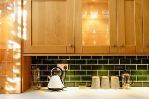 JOIVY 5 Bedroom Apt Near Meadows & George Square