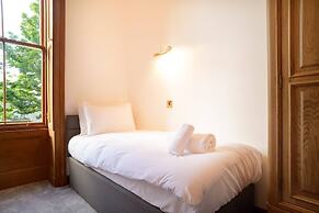 JOIVY 5 Bedroom Apt Near Meadows & George Square