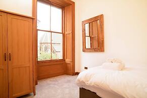 JOIVY 5 Bedroom Apt Near Meadows & George Square