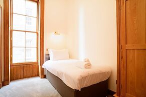 JOIVY 5 Bedroom Apt Near Meadows & George Square