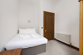 JOIVY 5 Bedroom Apt Near Meadows & George Square