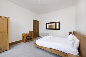 JOIVY 5 Bedroom Apt Near Meadows & George Square