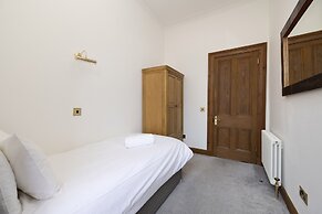 JOIVY 5 Bedroom Apt Near Meadows & George Square