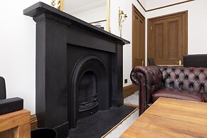 JOIVY 5 Bedroom Apt Near Meadows & George Square