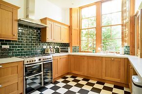 JOIVY 5 Bedroom Apt Near Meadows & George Square