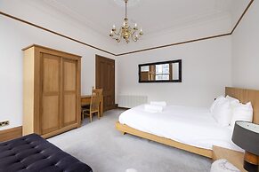 JOIVY 5 Bedroom Apt Near Meadows & George Square