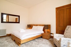 JOIVY 5 Bedroom Apt Near Meadows & George Square