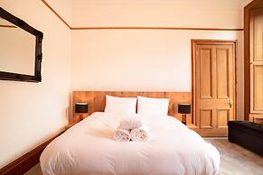 JOIVY 5 Bedroom Apt Near Meadows & George Square