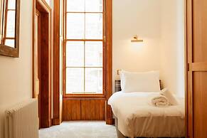 JOIVY 5 Bedroom Apt Near Meadows & George Square