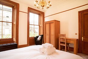 JOIVY 5 Bedroom Apt Near Meadows & George Square