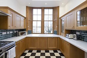 JOIVY 5 Bedroom Apt Near Meadows & George Square