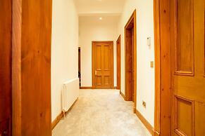 JOIVY 5 Bedroom Apt Near Meadows & George Square
