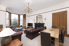 JOIVY 5 Bedroom Apt Near Meadows & George Square