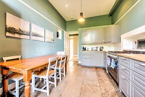 JOIVY Bright and Spacious 4-bedroom Apart in Stockbridge