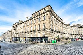 JOIVY Bright and Spacious 4-bedroom Apart in Stockbridge