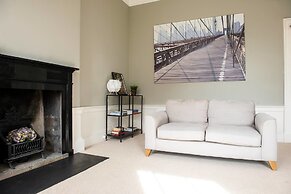 JOIVY Bright and Spacious 4-bedroom Apart in Stockbridge