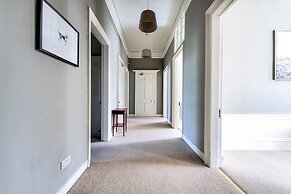 JOIVY Bright and Spacious 4-bedroom Apart in Stockbridge