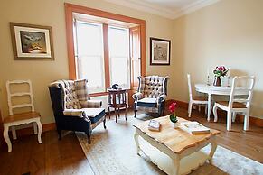 JOIVY Gorgeous Two Bedroom Apartment With Castle Views