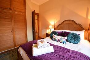 JOIVY Gorgeous Two Bedroom Apartment With Castle Views