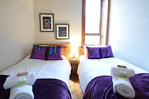 JOIVY Gorgeous Two Bedroom Apartment With Castle Views